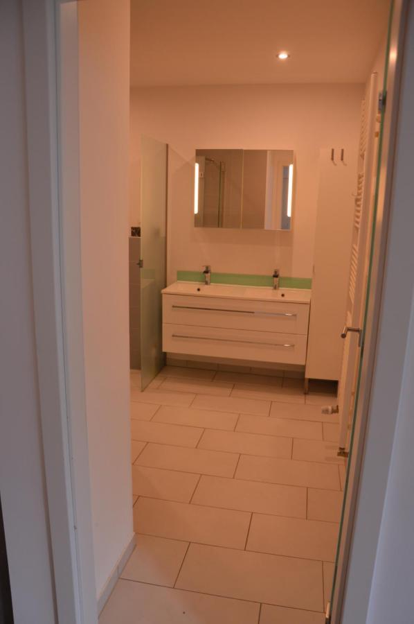Modern Wuppertal Retreat: Cinema Experience with Private Parking Apartment Exterior photo